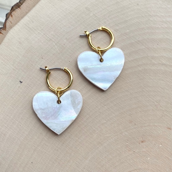 NWT Free People Heart Shell Dangle Huggie Earrings Gold White Mother of Pearl - Picture 6 of 10